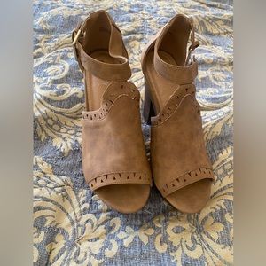 REPORT Brooke Heels Tan T-Strap Platform Block 8.5 Brown Wooden Sandals